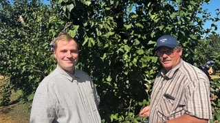 Thomas Kreuter und sein Sohn Tim Kirch vor einem der Pflaumenbäume in Mülheim-Kärlich