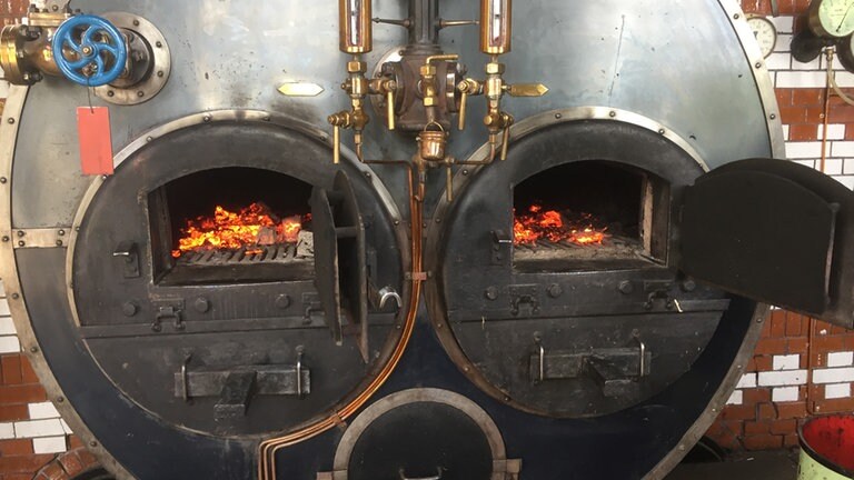 Wenn er Druck macht, können das bis zu 13 bar sein: Der Hauptkessel im Dampfmaschinenmuseum macht deiner großen Sammlung historischer Maschinen Dampf.