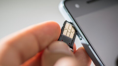 SIM-Karte aus dem Handy nehmen, bevor es entsorgt wird.