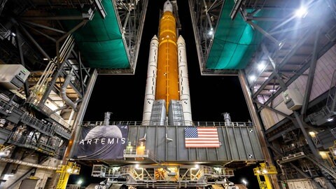 Die NASA Space Launch System-Rakete mit dem Orion-Raumschiff rollte am 16. August 2022 langsam in Richtung Startrampe. 