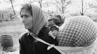 Mit wenigen Habseligkeiten und ihrem Kind auf dem Rücken erreicht diese ungarische Frau am 6. November 1956 das Flüchtlingslager Traiskirchen in Österreich. Die einsetzenden Massenverhaftungen nach dem gescheiterten Ungarn-Aufstand 1956 haben zu verstärkten Flüchtlingsströmen nach Österreich geführt.