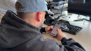 Mann mit Kapuzenpulli und Käppi von hinten. Ein Betrugsfall wirft Fragen zur Sicherheit von Trade Republic auf.