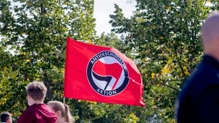 Ein Polizist ist bei einer Demo linker Gruppierungen in Tübingen verletzt worden. 