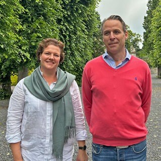 Wilderich Graf von Walderdorff und seine Frau Roberta in ihrem Schlosspark Molsberg