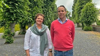 Wilderich Graf von Walderdorff und seine Frau Roberta in ihrem Schlosspark Molsberg