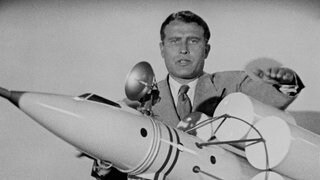 Der US-amerikanische Raketenkonstrukteur deutscher Herkunft Wernher Freiherr von Braun erklärt auf dem undatierten Archivbild anhand eines Modells die Funktion von Raketen-Raumschiffen. Wernher von Braun, der führende Entwickler von Hitlers Wunderwaffe "V2", gehörte in den USA zu den Schrittmachern des Mondflugprogramms.
