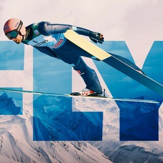 Die Grafik zur Skisprung-Doku-Serie "Fly" zeigt den Namen in einem Schriftzug und einen Skispringer beim Sprung.
