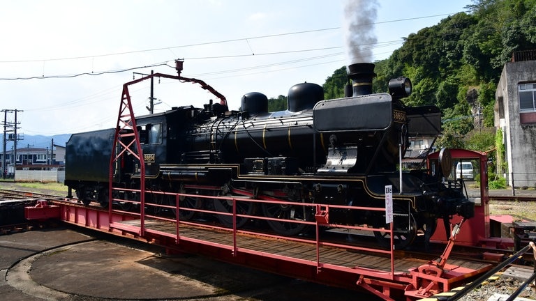 Die Dampflok des Hitoyoshi Steam Trains auf der Drehscheibe in Hitoyoshi.