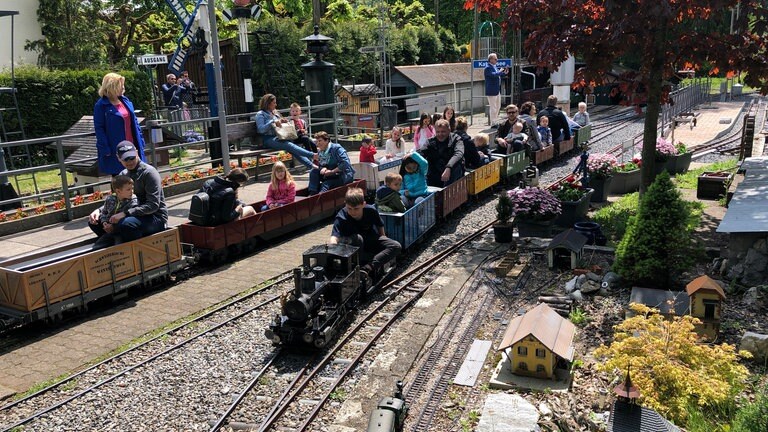 Bei trockenem Wetter ist die Dampfbahn Katzensee von März bis November sonntags und zusätzlich zwischen April bis Oktober auch samstags geöffnet.