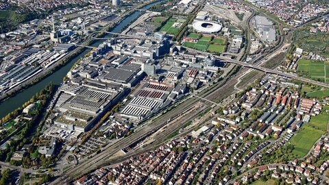 Luftaufnahme eines städtischen Geländes mit zahlreichen Gleisen