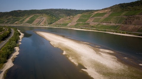 Sandbänke sind zu sehen am Rhein bei Osterspai. Hitze und Trockenheit führten zu einem extremen Niedrigwasser, das inzwischen auch die Schifffahrt beeinträchtigt. (Luftaufnahme mit einer Drohne)