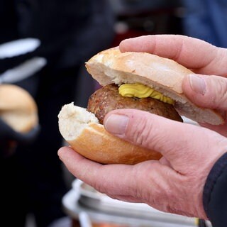 Dreister Tankstellen-Räuber in Lautzenhausen erbeutet Frikadellenbrötchen mit Waffe. 