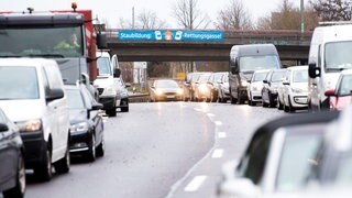 Rettungsgasse (Symbolbild). Ein junger Mann soll auf der A81 bei Möglingen durch die Gasse gefahren sein, um selbst weiterzukommen, und am Ende eine Sanitäterin geschlagen haben. 