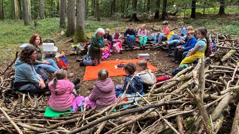 Referendarin Laura Krauß ist mit den Schülern der Grundschule Mackenbach im Wald. 