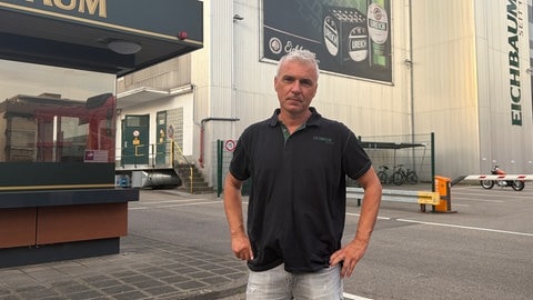 Ein Abteilungsleiter der Eichbaum-Brauerei steht vor dem Gelände.