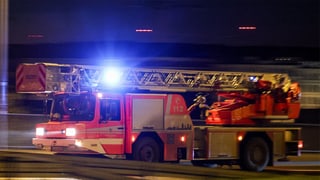 Symbolbild: Ein Löschfahrzeug der Feuerwehr fährt zu einem Einsatzort.