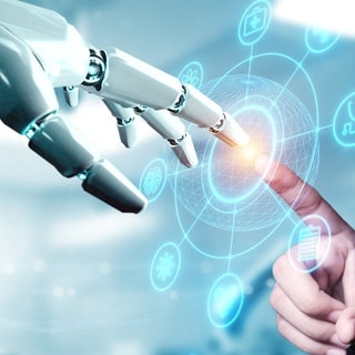 Roboterhand und menschliche Hand 
