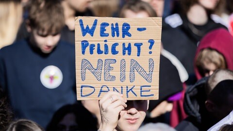 Wehrpflicht? Nein Danke! steht bei einer Demonstration zum bundesweiten Schulstreik gegen die Wehrpflicht