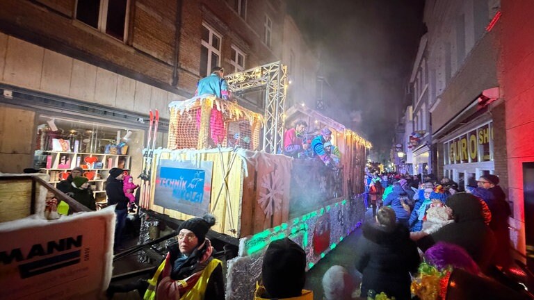 Blick auf einen der Festwagen beim Abendumzug in Boppard 2026