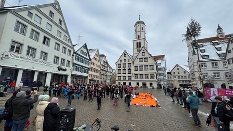 Sowohl Erwachsene als auch Kinder tanzen bei dem Flashmob auf dem Marktplatz in Biberach mit. Solche Demos gibt es heute am Valentinstag weltweit und werden von der Bewegung One Billion Rising organisiert.