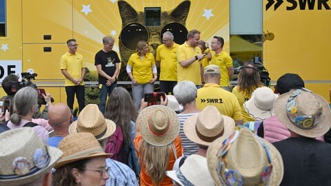 Die erste Stadtwette hat Frankenthal locker gewonnen: 250 Menschen mit Strohhut sollten auf den Rathausplatz kommen – bei 400 haben wir aufgehört zu zählen.
