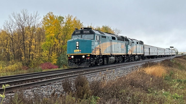 Der Zug von Via Rail durchstreift die Prärie. Früher grasten hier die Bisons.