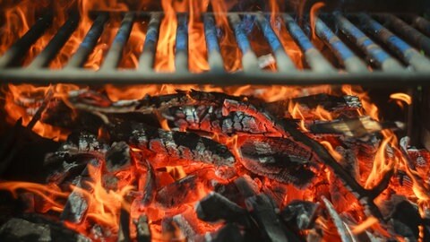 brennende Grillkohle