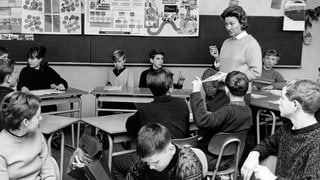 Schüler einer Abgangsklasse beim Unterricht in einer Volksschule in Duisburg-Hamborn im Jahre 1965: 1964 einigten sich die Länder auf einen bundesweit einheitlichen Schuljahresbeginn nach den Sommerferien