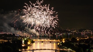 Hunderte Menschen verfolgen in Konstanz, von zwei über den Rhein führenden Brücken aus, das Feuerwerk des Konstanzer Seenachtsfestes. (Archivbild)