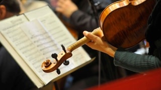 Bei einem Konzert wird eine Geige gespielt.