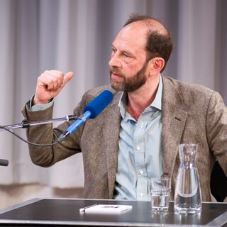 Olivier Guez im Gespräch über seinen neuen Roman "Die Welt in ihren Händen".