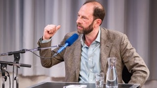 Olivier Guez im Gespräch über seinen neuen Roman "Die Welt in ihren Händen".