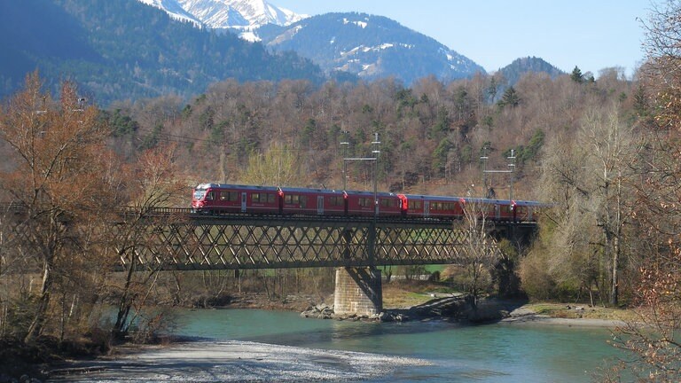 Glacierexpress bei Reichenau am Zusammenfluss von Vorder- und Hinterrhein