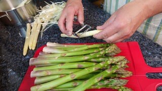 Verbraucher schält Spargel - Wird Ostern eine gute Spargelzeit? 