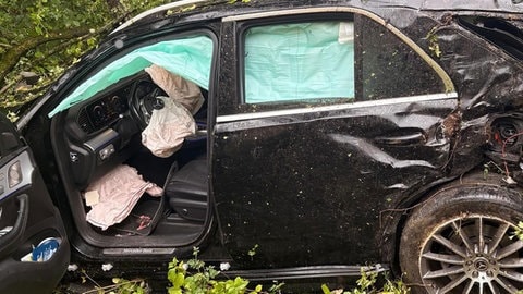 Anhaltender Regen hat für mehrere Unfälle gesorgt - vor allem auf der A81 bei Tauberbischofsheim. Dort stürzte ein Auto eine Böschung hinab.