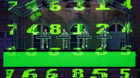 Band auf Bühne