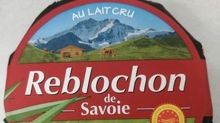 Eine Packung des Käses "Reblochon de Savoie". Der Käse wird wegen des Verdachts aud E.Coli-Bakterien zurückgerufen. 
