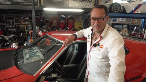Markus Eibeck sammelt Autos von Schlager-Stars. Hier steht er vor einem alten Ford Mustang von Howard Carpendale.