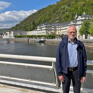 Dr. Hans-Jürgen Sarholz, ehemaliger Stadtarchivar von Bad Ems auf einer Brücke über der Lahn bei Bad Ems
