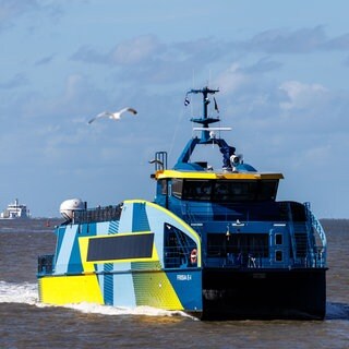 2050 soll die Schifffahrt klimaneutral sein. Die Inselfähre Frisia E-I der AG Reederei Norden-Frisia 2025 vor der ostfriesischen Insel Norderney. Die Frisia E-I ist eine als Katamaran konzipierte Personenfähre.