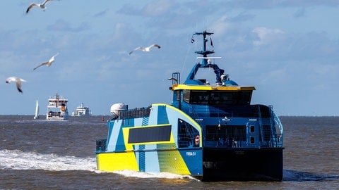 2050 soll die Schifffahrt klimaneutral sein. Die Inselfähre Frisia E-I der AG Reederei Norden-Frisia 2025 vor der ostfriesischen Insel Norderney. Die Frisia E-I ist eine als Katamaran konzipierte Personenfähre.