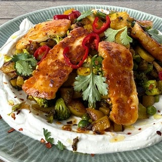 Kartoffel-Pfanne mit Erbsen, Brokkoli und Halloumi