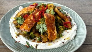Kartoffel-Pfanne mit Erbsen, Brokkoli und Halloumi