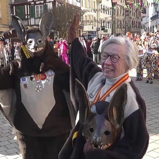 86-Jährige Anni Dreher beim Fasnachtsumzug mit einem Narren