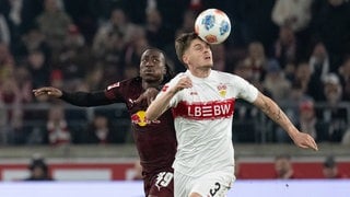 Ramon Hendriks vom VfB Stuttgart im Zweikampf mit Yan Diomande von RB Leipzig. 