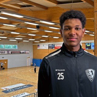 Gehörloser Handballer Vincent Uben in einer Sporthalle