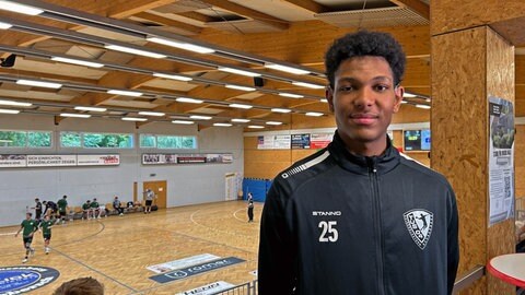 Gehörloser Handballer Vincent Uben in einer Sporthalle