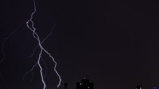 Blitze am Nachthimmel: Welche Folgen hat ein Blitzschlag auf den Körper?