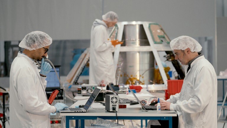 Mitarbeiter der Exploration Company arbeiten an der Raumkapsel NYX.