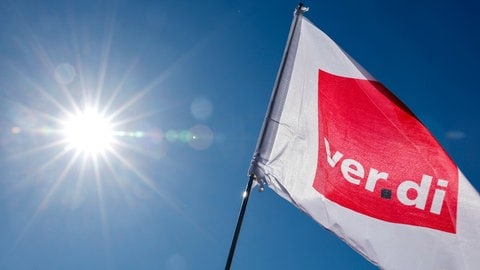 Eine Flagge der Verdi Gewerkschaft weht bei der landeszentralen Kundgebung des Deutschen Gewerkschaftsbunds (DGB) im Wind.